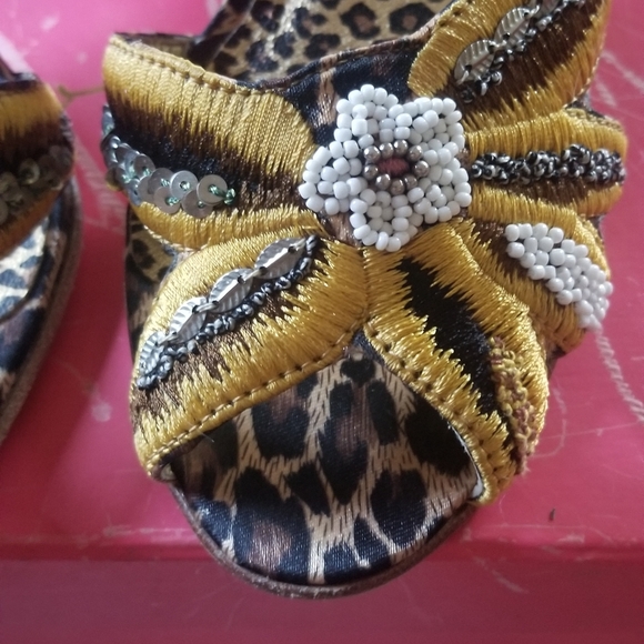 Betsy Johnson embroidered heels - Picture 7 of 10